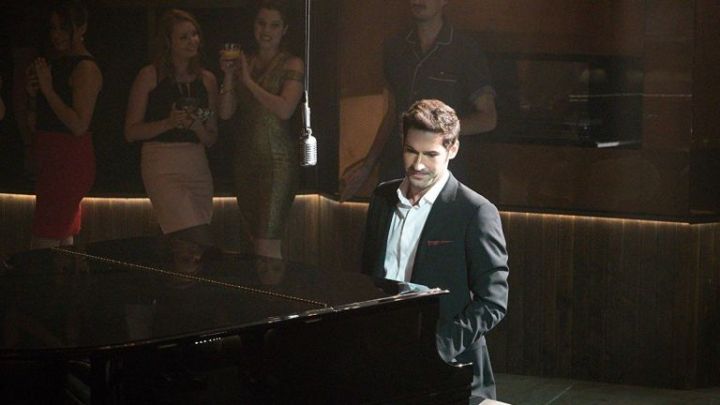 gallery-1527488494-lucifer-tom-ellis-piano