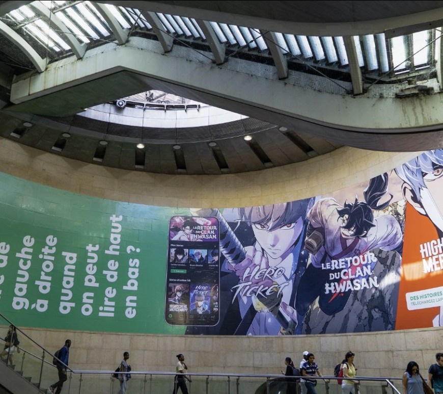 Le 14 juin 2023, WEBTOON consacrait pour la première fois une grande campagne d’affichage à la promotion de ses séries phares dans le métro parisien et sur la façade de la Fnac Saint-Lazare : High School Mercenary, Le Retour du clan Hwasan et Hero Ticket. Des séries bientôt disponibles en librairie.