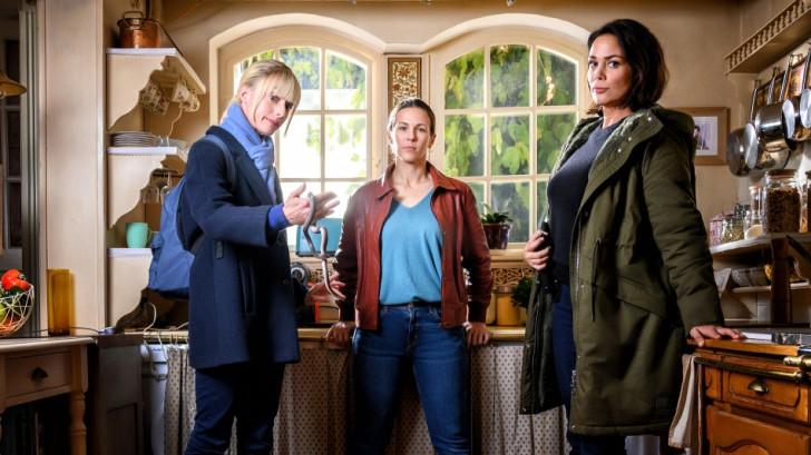 Sarah Mortensen (Astrid), Lorie Pester et Lola Dewaere (Raphaëlle). © JLA