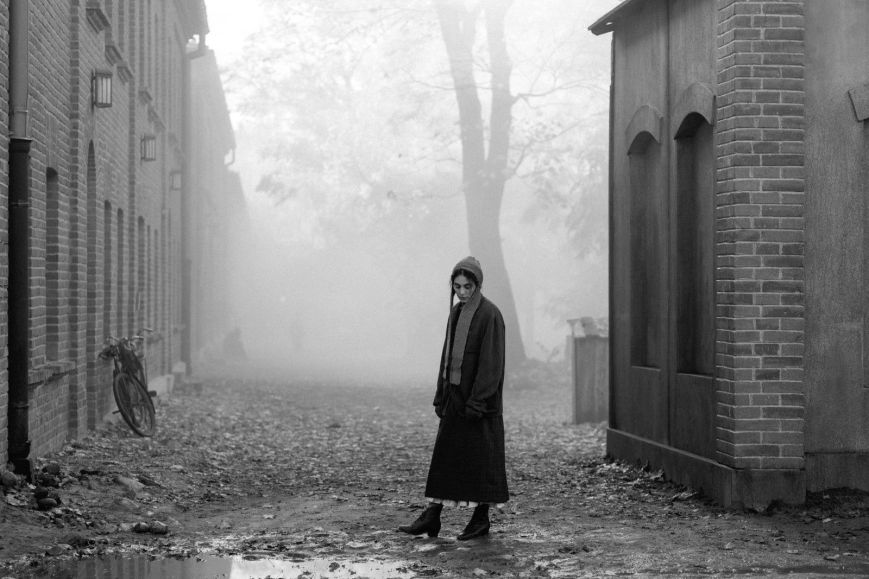 La Jeune Femme à l&rsquo;Aiguille – Le pont entre la tragédie et le drame, sublimé par une photographie mélancolique