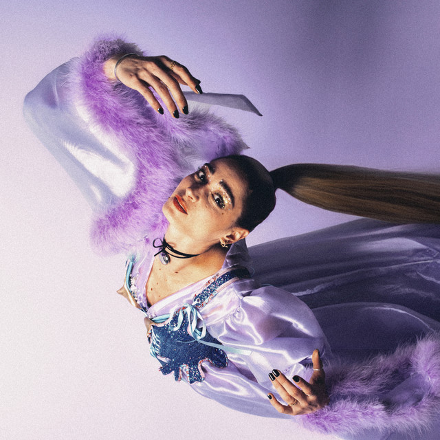 June the girl jusqu'à l'os