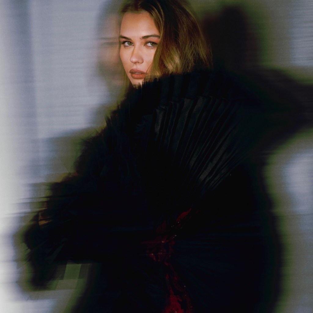 Julie Tuzet single Industrie