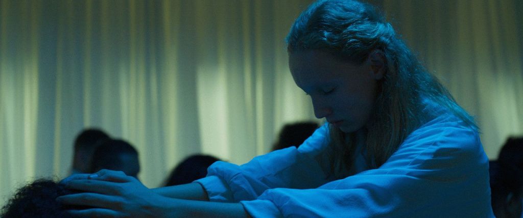 Rebecca en prière dans la salle de culte – Transamazonia (2025)