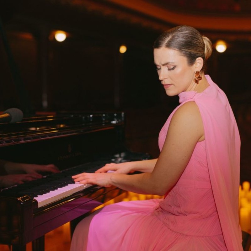 One Step at A Time de Michelle Lynne, exploration de la guérison et de la transformation dans une dialectique classique et pop cinématographique.