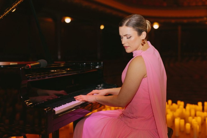 One Step at A Time de Michelle Lynne, exploration de la guérison et de la transformation dans une dialectique classique et pop cinématographique.