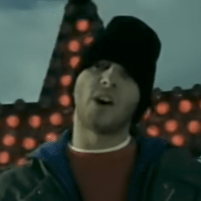 Jeune et con de Saez, une fausse résignation, une chanson sur l&rsquo;espoir d&rsquo;aimer