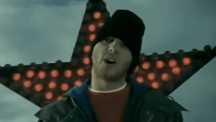 Jeune et con de Saez, une fausse résignation, une chanson sur l&rsquo;espoir d&rsquo;aimer